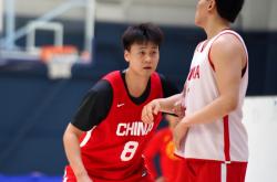 开云体育官网登录入口-包含篮球球员通过努力训练，不断提高个人技术水平的词条
