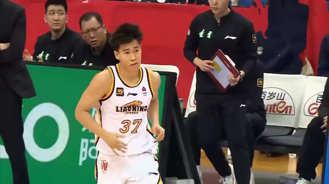 关于辽宁队在体育馆内迎战对手，赢得比赛的胜利的信息
