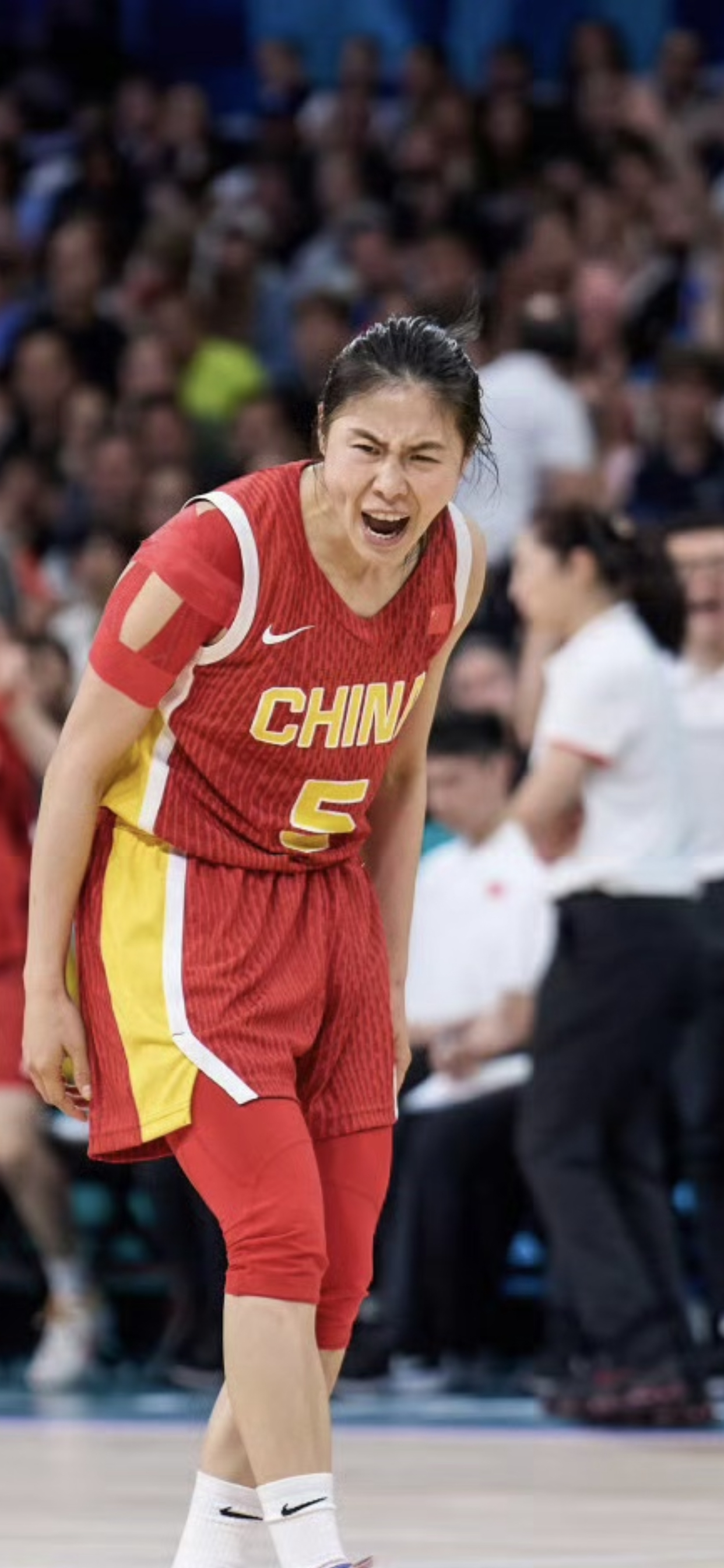 女篮赛事打破僵局，选手斗志昂扬