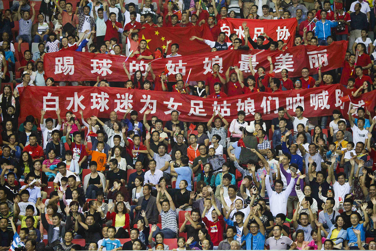 球场上风起云涌，女足比赛人气旺盛